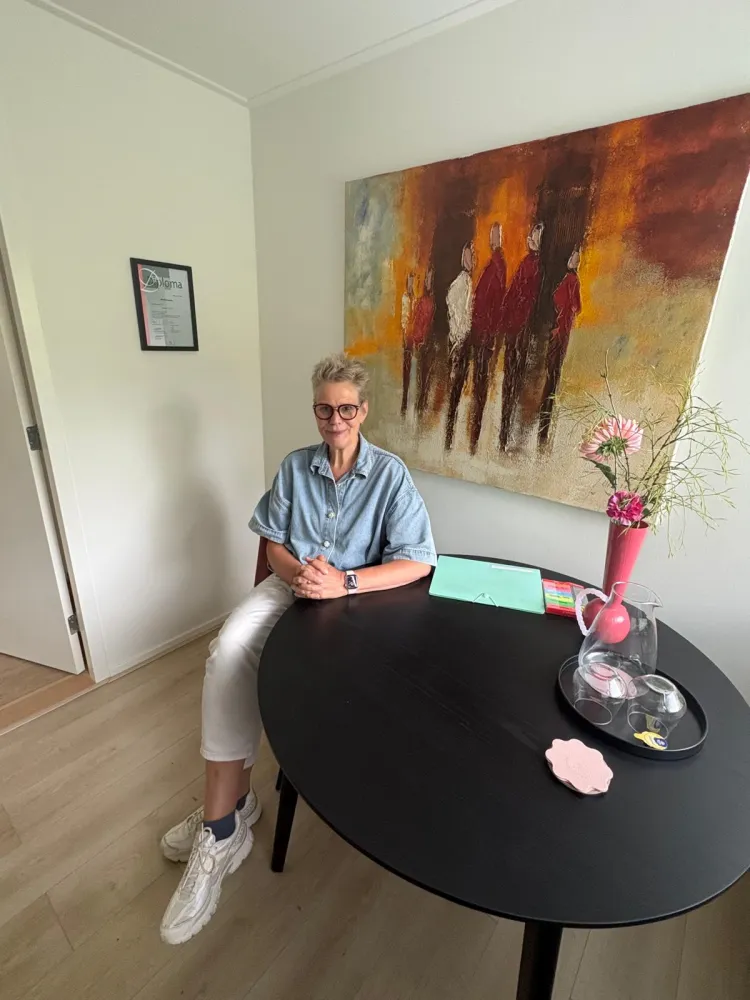 Jenny Oldenhuis in haar praktijkruimte